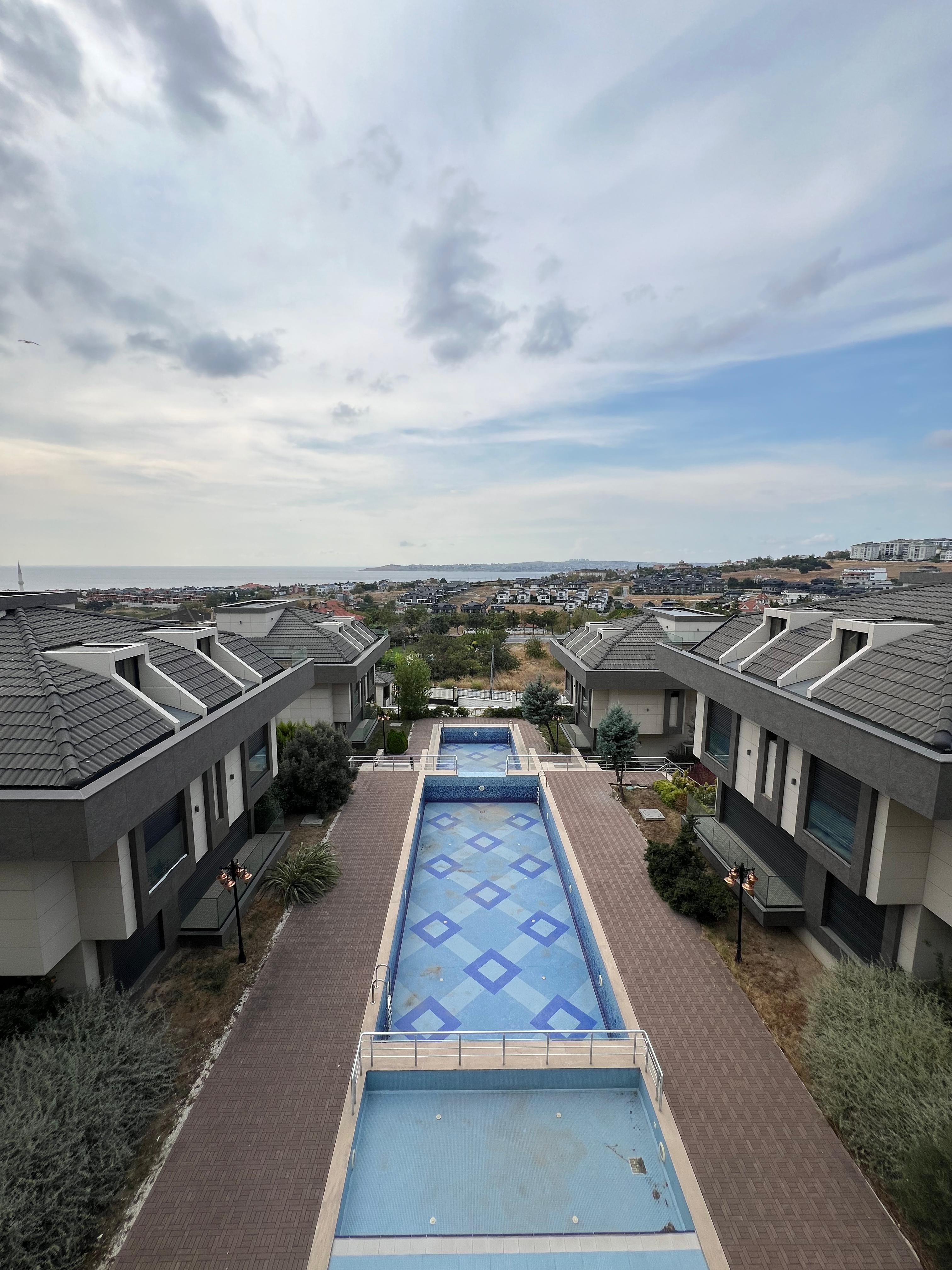 Twin bedroom with storage in furnished Beylikdüzü villa